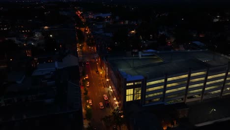 Ciudad-Urbana-Con-Tráfico-En-Calles-Peligrosas-Por-La-Noche