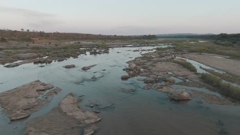 Vista-Aérea-Sobre-El-Agua-Restante-En-Un-Río-Estacional-En-El-Parque-Nacional-Kruger