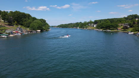 Jetski-Rennen-Auf-Offenem-Wasser-Auf-Einem-See-In-Pennsylvania,-USA