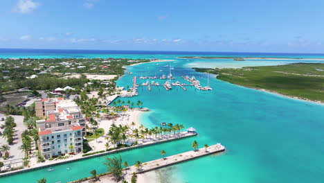 Dolly-Forward-Luftaufnahmen-In-4K-Zeigen-Den-Blue-Haven-Marina-Durch-Ein-Grünes-Küstenresort