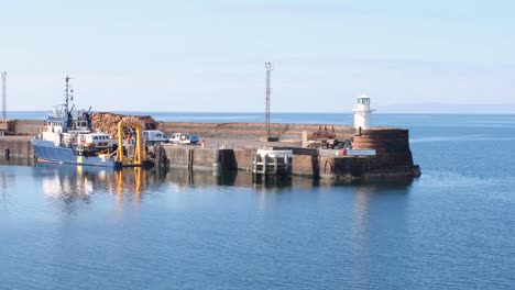 Pasando-El-Faro-De-Ardrossan-Barcos-En-Ferry-De-Pasajeros-Desde-La-Isla-De-Arran-En-La-Entrada-Del-Puerto-De-Ardrossan-En-El-Oeste-De-Escocia,-Reino-Unido