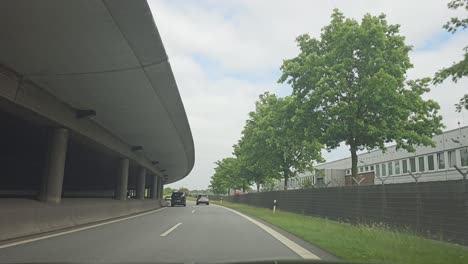 POV-Weitwinkelaufnahmen-Einer-Fahrt-In-Der-Nähe-Des-Flughafens