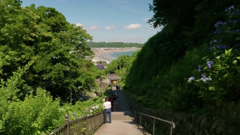 Beautiful-scenery-in-seaside-town-of-Kamakura-with-tourists-and-ocean