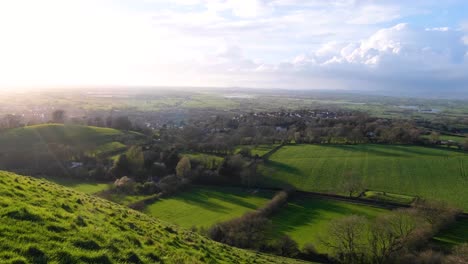 Vista-Aérea-Panorámica-Del-Paisaje-Rural-Con-Vistas-A-Los-Niveles-De-Somerset-Desde-El-Tor-En-Glastonbury,-Inglaterra,-Reino-Unido.