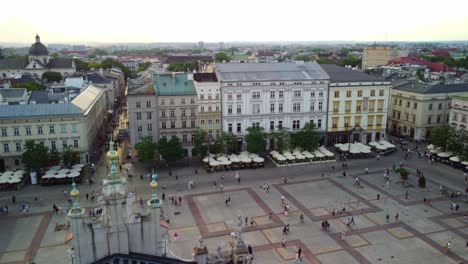 Drohnenaufnahme-Des-Hauptplatzes-Der-Altstadt-Von-Krakau-Am-Abend