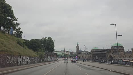 POV-Weitwinkelaufnahmen-Einer-Fahrt-In-Der-Innenstadt