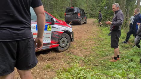 WRC-Auto-Vorderräder-Stecken-Geblieben-Und-Sie-Werden-Mit-Kraft-Gezogen,-Um-Gerade