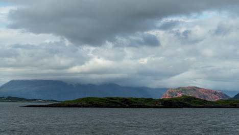 Timelapse-De-La-Luz-Del-Sol-Golpeando-Una-Montaña-Rojiza-En-Un-Fiordo-Noruego-En-El-Oeste-De-Noruega