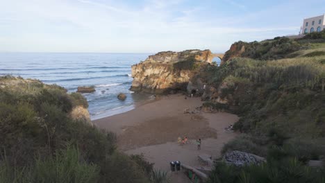 Gente-Disfrutando-De-La-Playa-Praia-Dos-Estudantes-En-Lagos,-Portugal