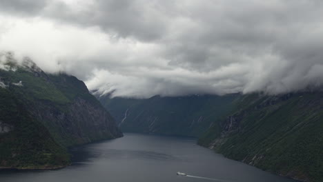 Timelapse-De-Pequeñas-Embarcaciones-En-Un-Fiordo-En-El-Oeste-De-Noruega-En-Un-Día-Nublado