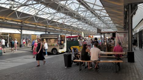 Interior-Del-Mercado-De-Greenwich-Con-Concurridos-Puestos-De-Comida-En-Greenwich,-Londres,-Alrededor-De-Julio-De-2023.