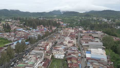 Vista-Aérea-De-Un-Minuto-De-La-Ciudad-De-Berastagi-En-Tanah-Karo.