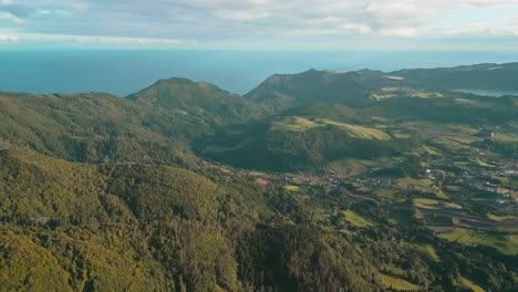 Vistas-Panorámicas-Aéreas-Desde-El-Mirador-De-Salto-Do-Cavalo-Sobre-La-Isla-De-Sao-Miguel-Y-La-Laguna-De-Furnas,-Azores