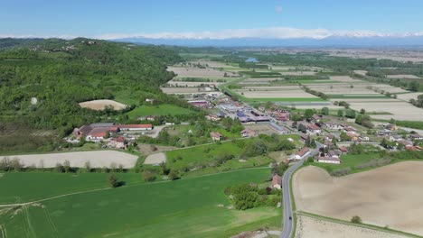 Pequeños-Pueblos-Junto-A-Gabiano,-Italia,-Se-Centran-En-Otras-Actividades-Agrícolas-En-La-Región.