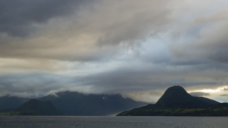 Timelapse-De-La-Luz-Del-Sol-Atravesando-La-Capa-De-Nubes-Y-Golpeando-La-Isla