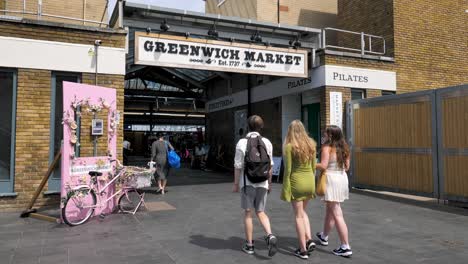 Exterior-Del-Mercado-De-Greenwich-Con-Miembros-Del-Público-Yendo-Y-Viniendo,-Greenwich-Londres-Alrededor-De-Julio-De-2023