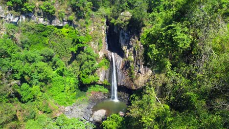 Hermosa-Vista-Aérea-Con-Drones-En-La-Cascada-Texolo-Cerca-Del-Pueblo-Mágico-De-Xico,-Veracruz,-México