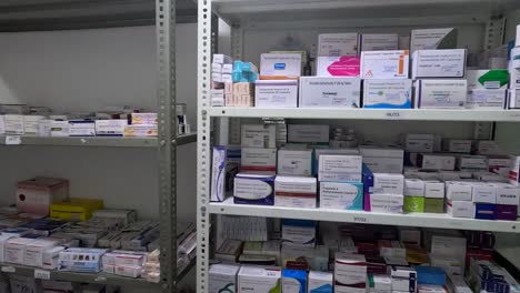 Primer-Plano-Visto-En-El-Que-Se-Ven-Muchos-Medicamentos-Dispuestos