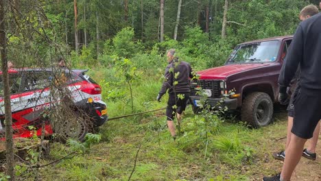 Big-4x4-off-road-truck-pulls-out-wrc-car-that-crashed