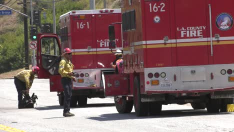 Los-Bomberos-Llegan-Al-Lugar