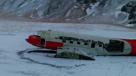 Un-Avión-Estrellado-En-Un-Campo-En-Islandia-Durante-El-Invierno.