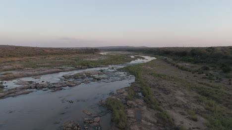 Saisonales-Wasser-In-Einem-Der-Flussbetten-Des-Krüger-Nationalparks