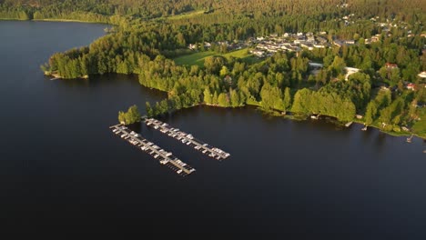 Finnischer-Mittsommer-Seeblick-Aus-Der-Vogelperspektive