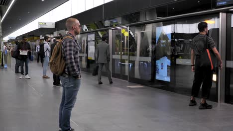 Pasajeros-Esperando-En-La-Estación-Canary-Wharf-Elizabeth-Line-En-Londres-Alrededor-De-Julio-De-2023