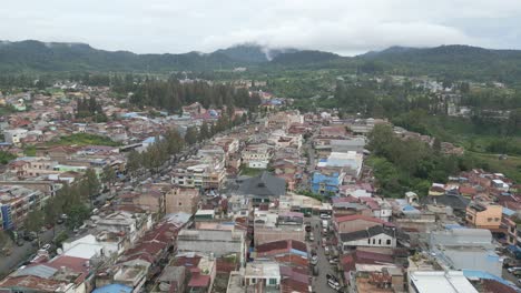 Vista-Aérea-De-La-Ciudad-De-Berastagi-En-Tanah-Karo