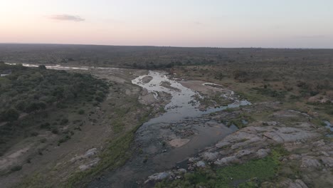 Panorama-Luftaufnahme-über-Einen-Großen-Saisonalen-Fluss-Im-Krüger-Nationalpark