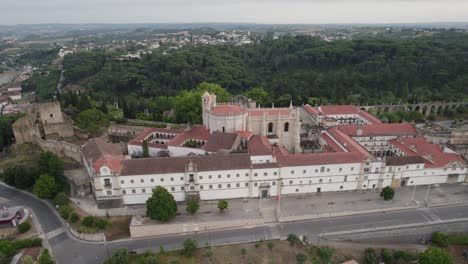 Drohnenansicht-Des-Historischen-Klosters-Christi-In-Tomar,-Portugal,-Umgeben-Von-üppigem-Grün