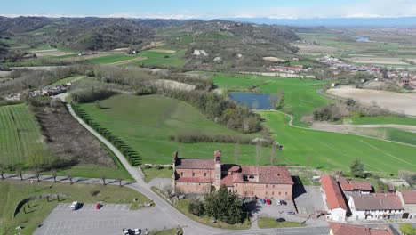 Paisaje-Agrícola-Rural-En-Las-Afueras-De-La-Pintoresca-Pequeña-Ciudad-De-Gabiano,-Italia