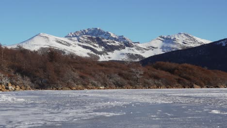 Blick-Auf-Cerro-Huemul-Vom-Capri-See-Im-Winter-Bei-Gefrorenen-Bedingungen