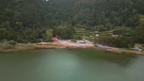 Toma-Aérea-Ascendente-De-Famosas-Fumarolas,-Aguas-Termales-De-La-Laguna-De-Furnas,-Isla-De-Sao-Miguel,-Azores