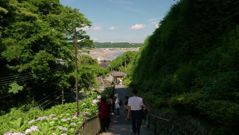 Bajando-Las-Escaleras-Que-Conducen-Hacia-El-Océano-En-La-Hermosa-Kamakura