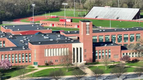 Luftaufnahme-Eines-Amerikanischen-Schulgebäudes-Mit-Sportstadion-Im-Hintergrund