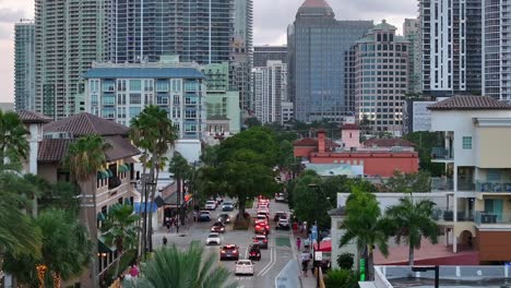 Tráfico-En-El-Lujoso-Bulevar-Las-Olas-Con-Palmeras-Y-Horizonte-En-Fort-Lauderdale,-Florida