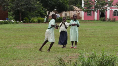 Niños-Con-Uniforme-Escolar-En-Una-Pradera-Verde-En-Uganda.