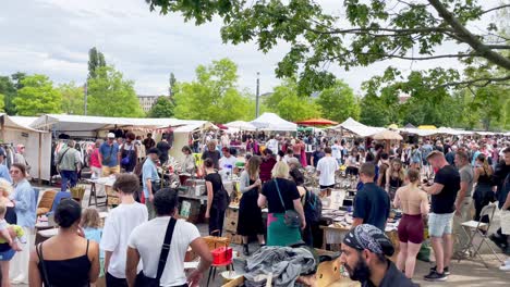 Berühmter-Flohmarkt-Im-Berliner-Mauerpark-Am-Sonntagnachmittag-Im-Sommer