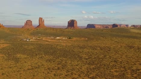 Die-Gewaltige-Schönheit-Der-Wüste-Von-Arizona-In-Einer-Einzigen-Atemberaubenden-Drohnenaufnahme,-Die-Ihre-Ausgedehnten-Landschaften-Und-Naturwunder-Einfängt