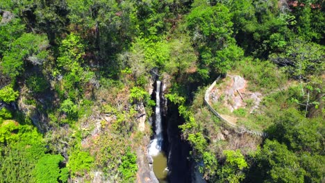 Hermosa-Vista-Aérea-Con-Drones-En-La-Cascada-Texolo-Cerca-Del-Pueblo-Mágico-De-Xico,-Veracruz,-México