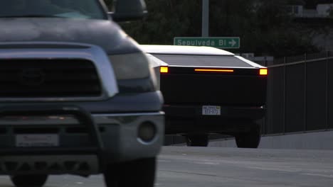 Tesla-Cybertruck-Fährt-Durch-Die-Straßen-Von-L.A.