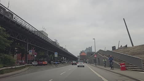 POV-Weitwinkelaufnahmen-Einer-Fahrt-In-Der-Innenstadt