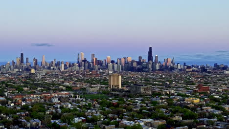 Panoramic-drone-shot-of-the-skyline-from-Humbolt-Park,-colorful-dusk-in-Chicago