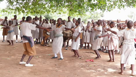 Un-Grupo-De-Estudiantes-Africanos-Negros-Interpretando-Una-Danza-Tradicional-Mientras-Bailan-Y-Tocan-Música-En-Una-Remota-Aldea-Rural