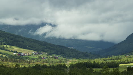 Timelapse-De-Juego-De-Luces-Y-Sombras-Sobre-Una-Gran-Granja-Con-Campos,-En-Un-Amplio-Valle-En-Noruega