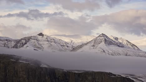 Time-lapse-De-Montañas-Que-Rodean-El-Pueblo-De-Chaltén-Durante-El-Invierno-Con-Picos-Cubiertos-De-Nieve
