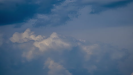 Skyline-Zeitraffer-Blaue-Wolken-Bewegung-Weiße-Fliegende-Erfahrung-Panorama-Nahaufnahme