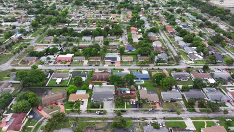 Amerikanische-Nachbarschaft-In-Einem-Malerischen-Vorort-Von-Miami-City-An-Sonnigen-Tagen-Im-Sommer