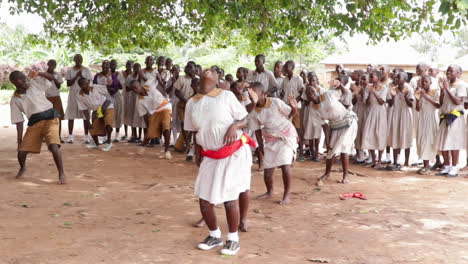 Jóvenes-Estudiantes-Africanos-Negros-Tocando-Cantando-Y-Bailando-Todos-Juntos-En-Una-Remota-Aldea-Rural-Realizando-Una-Ceremonia-Indígena